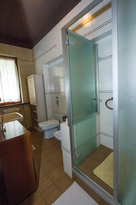 Casa Su Lago Privato A Due Passi Da Milano Сеграте Экстерьер фото